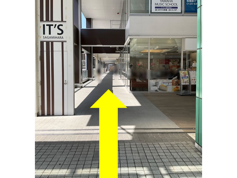 ③このまま直進してください。進んだところに階段があります。一番下まで降りきってください