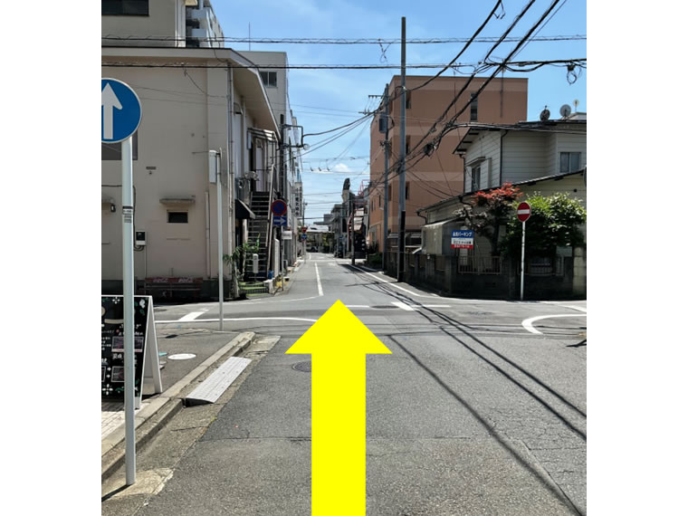 ⑦十字路を越えると、左側に当院があります