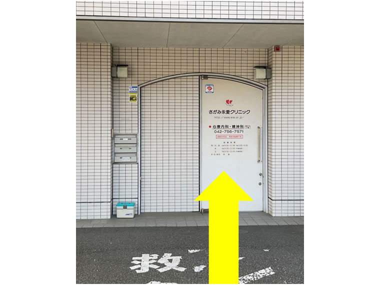 ⑧こちらのドアから、エレベーターで2階へ上がってください